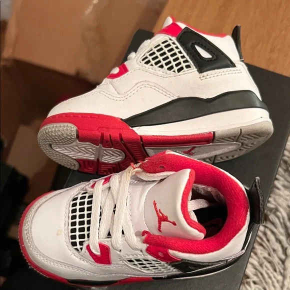 Nike Air Retro Jordan 4 Toddler Shoes in White, Red, and Black - Picture 4 of 4